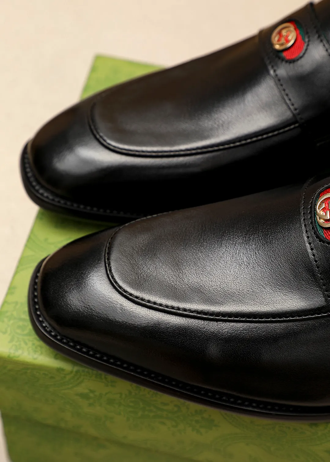 Men's shoes 💰442 💐 Product trademark: GUCCI "Gucci" casual leather shoes Regular size: 38-44 (45.46🉑️customized) Product materials: Selected imported first-layer calfskin upper + luxury hardware buckle, imported small dyed cowhide leather lining. Strong three-dimensional visual effect, combined outsole Color: 1⃣️color optional
